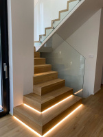  Bukoma schody z vinylu s atypickym LED osvetlenim